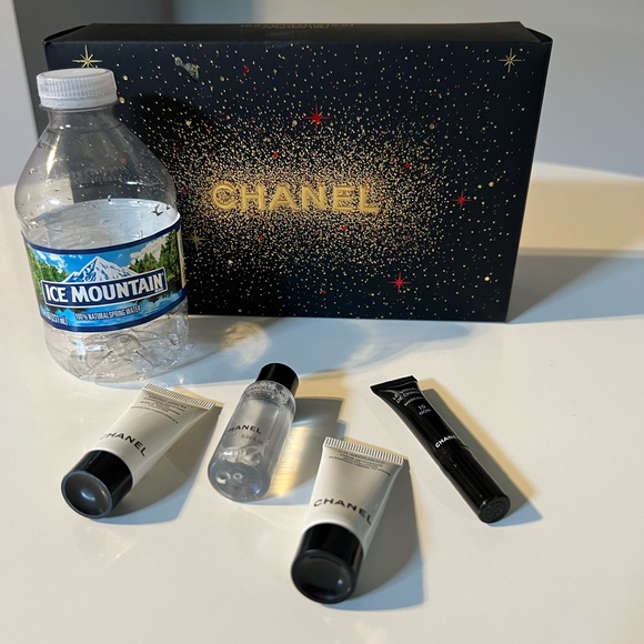 Chanel box with samples - Picture 3 of 3